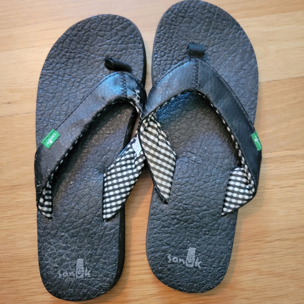 Sanuk girls flip flops sz 1/2